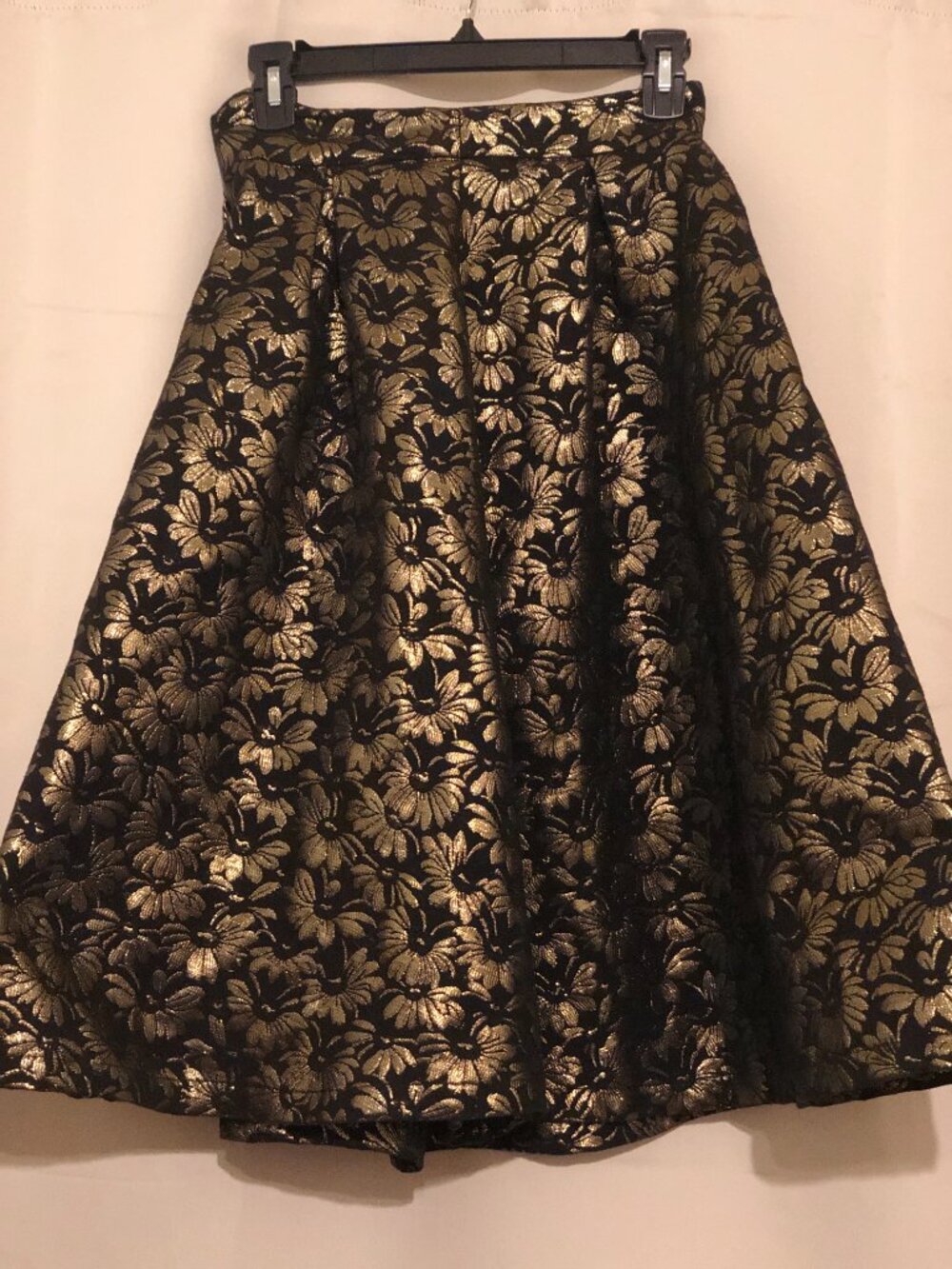Shein Black & Gold Flower Pattern Skirt, Size X-Small, Excellent condition